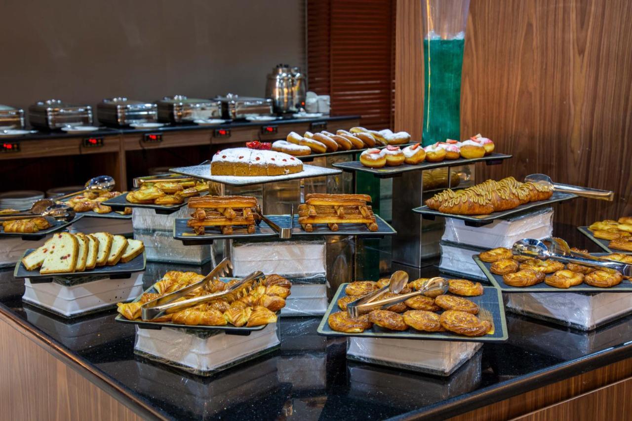 Petra Moon Luxury Hotel Вади Муса Экстерьер фото A dessert buffet