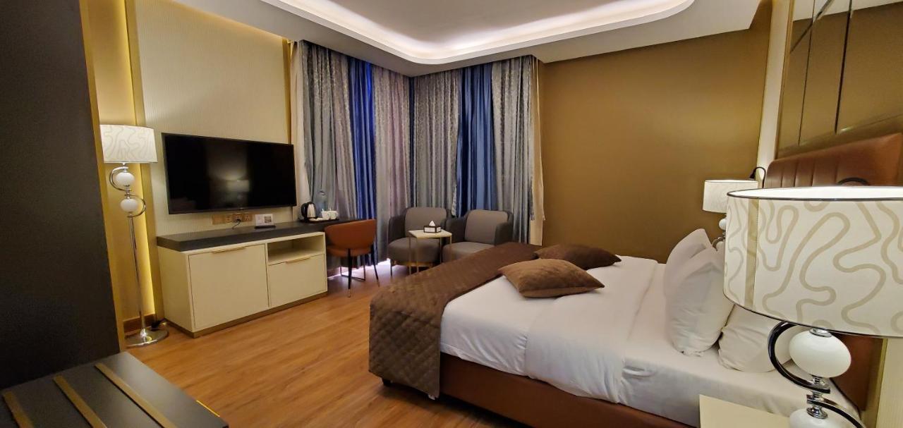 Petra Moon Luxury Hotel Вади Муса Экстерьер фото A room at the hotel